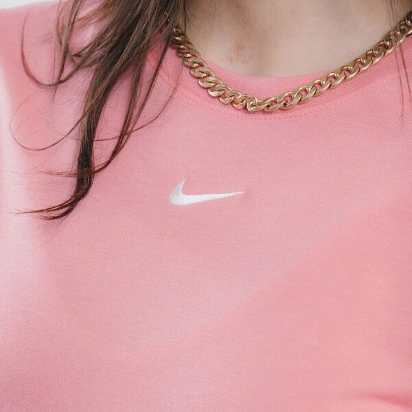 NIKE TOP CROP GRAPHIC ESSENTIAL 4 NIKE TOP CROP GRAPHIC ESSENTIAL - Image 4