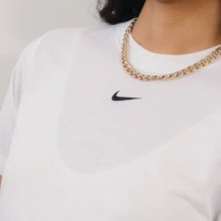 NIKE TEE SHIRT CROP GRAPHIC ESSENTIAL 8 NIKE TEE SHIRT CROP GRAPHIC ESSENTIAL -Mode Soldes 001510257 104