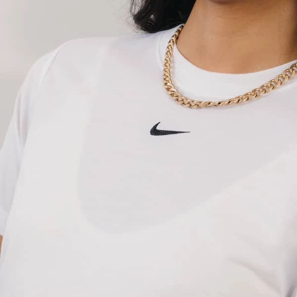 NIKE TEE SHIRT CROP GRAPHIC ESSENTIAL 4 NIKE TEE SHIRT CROP GRAPHIC ESSENTIAL - Image 4