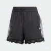 ADIDAS ORIGINALS SHORT À OURLETS EN DENTELLE 3-STRIPES